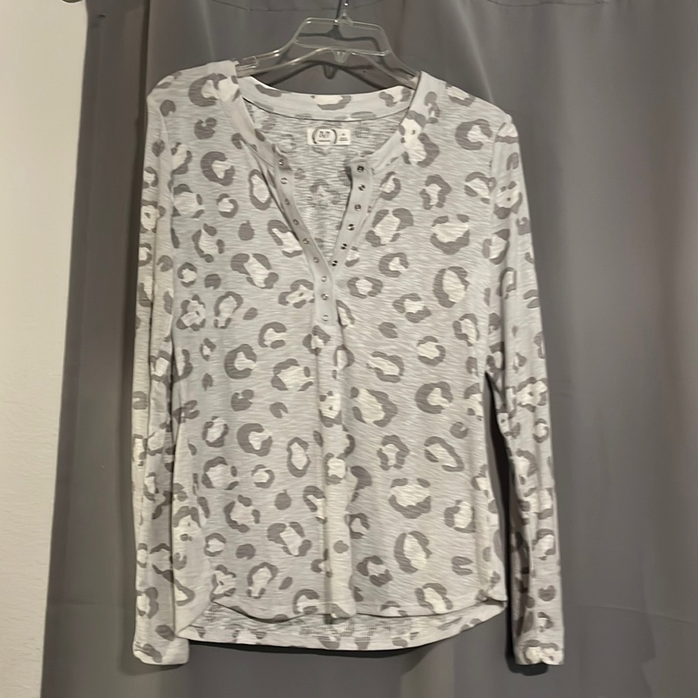Maurices long sleeve shirt size medium never worn.